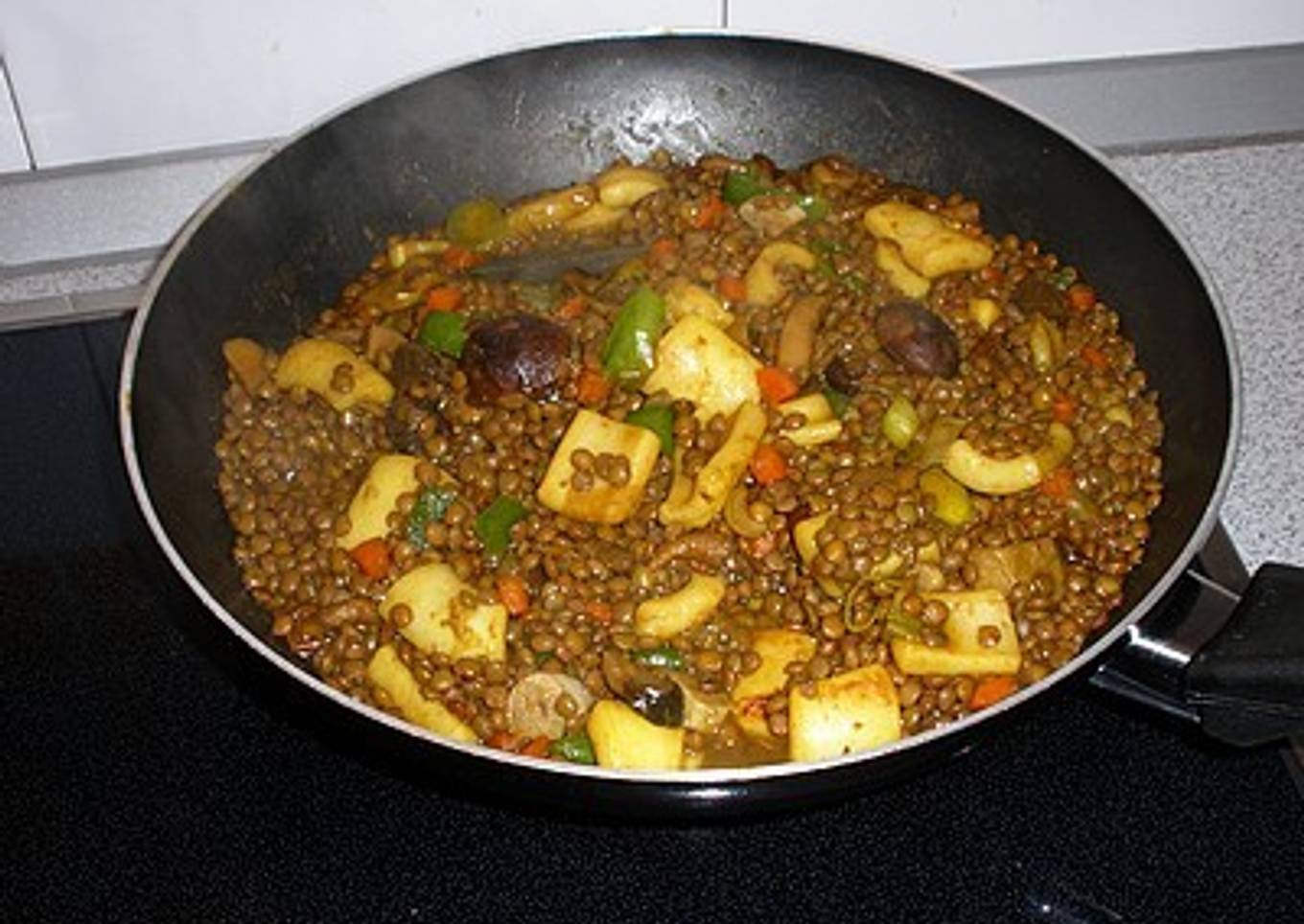 Wok de lentejas con setas, calamares y verduras