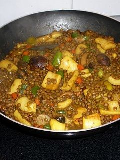 Una foto de Wok de lentejas con setas, calamares y verduras