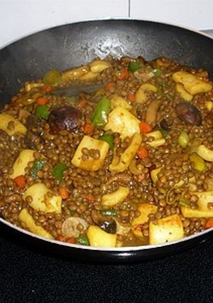 Una foto de Wok de lentejas con setas, calamares y verduras