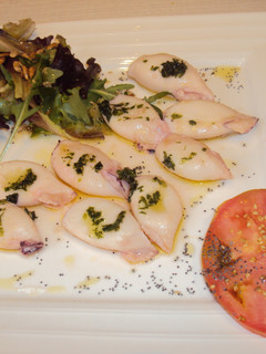 Una foto de Calamar plancha, ensalada, tomate y pipas