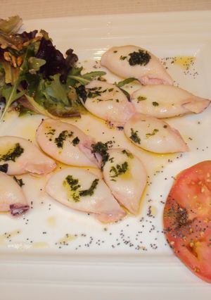 Una foto de Calamar plancha, ensalada, tomate y pipas