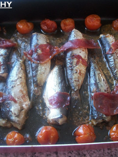 Una foto de Sardinas al horno con tomates cereza y jamón ibérico al cava