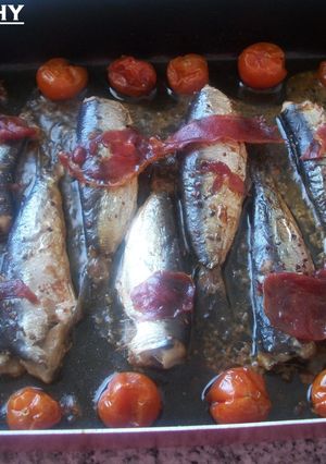 Una foto de Sardinas al horno con tomates cereza y jamón ibérico al cava