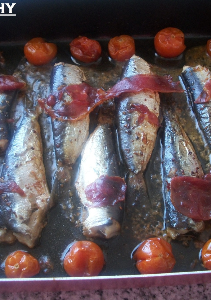 Una foto de Sardinas al horno con tomates cereza y jamón ibérico al cava