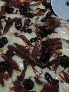 Una foto de Pizza de pato y arándanos