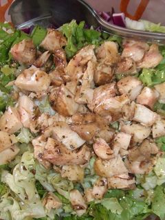 Una foto de Ensalada de pollo con vinagreta de sal de hierbas