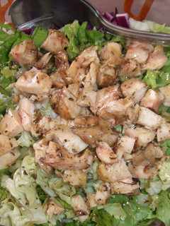Una foto de Ensalada de pollo con vinagreta de sal de hierbas