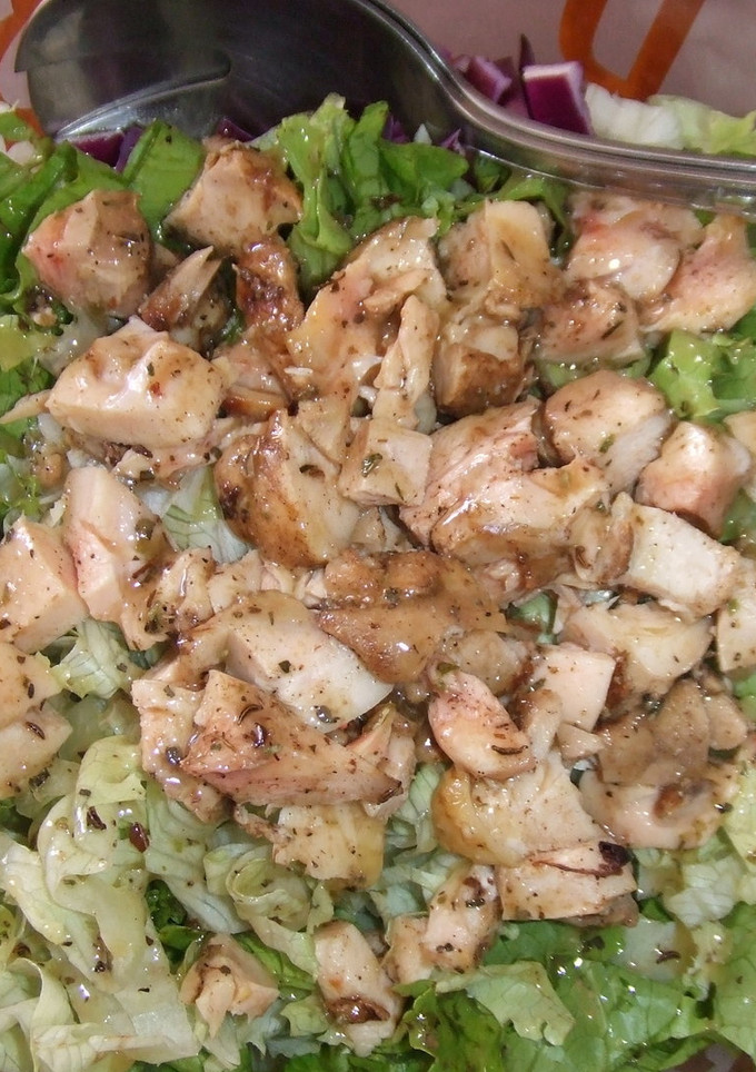 Una foto de Ensalada de pollo con vinagreta de sal de hierbas