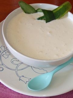 Una foto de Salsa lactonesa con pepino