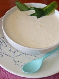 Una foto de Salsa lactonesa con pepino