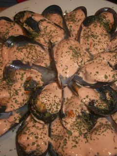 Una foto de Mejillones con salsa rosa