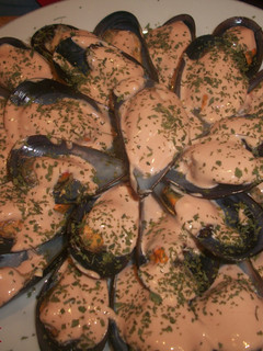 Una foto de Mejillones con salsa rosa