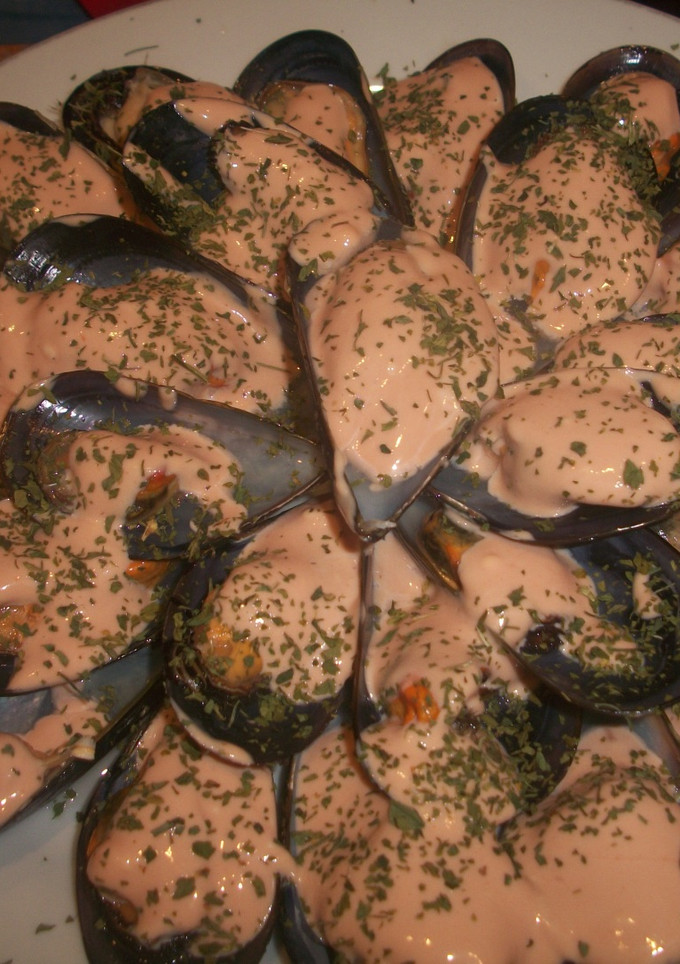 Una foto de Mejillones con salsa rosa