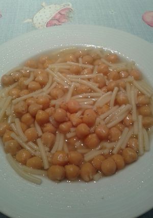 Una foto de Garbanzos con fideos