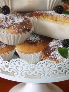 Una foto de Pastelitos de vainilla y moras