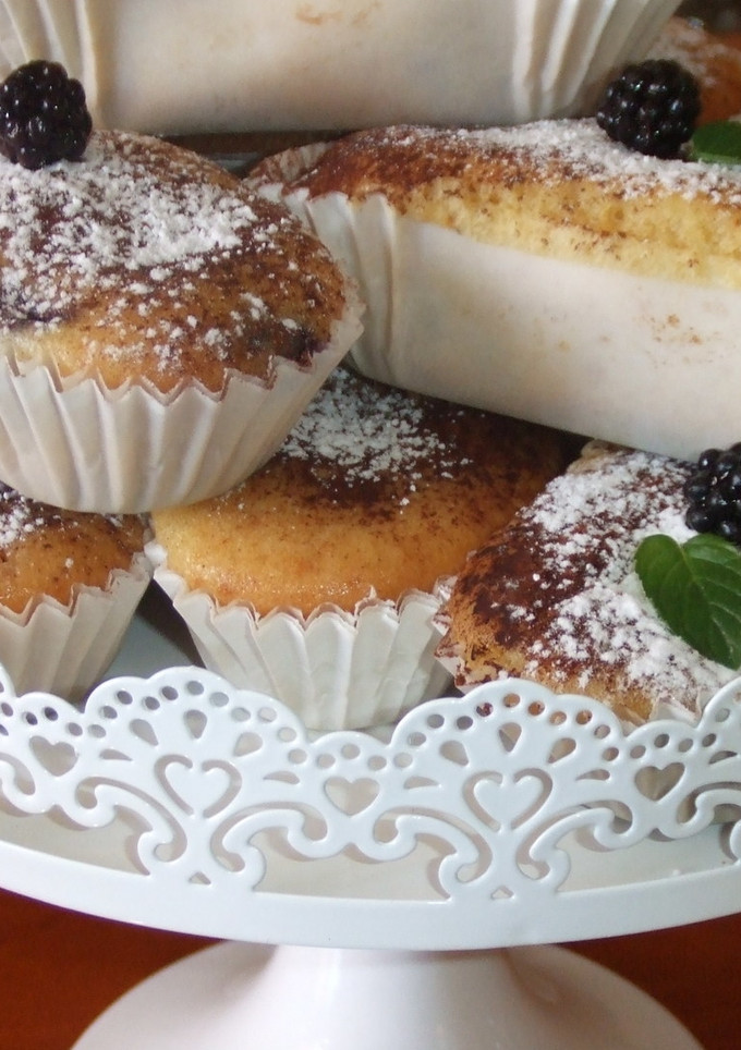 Una foto de Pastelitos de vainilla y moras
