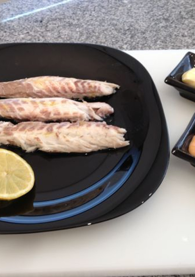 Una foto de Lubina a la sal con salsa de almendras