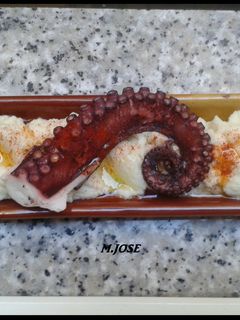 Una foto de Pulpo sobre cremoso de patata