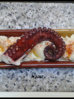 Una foto de Pulpo sobre cremoso de patata
