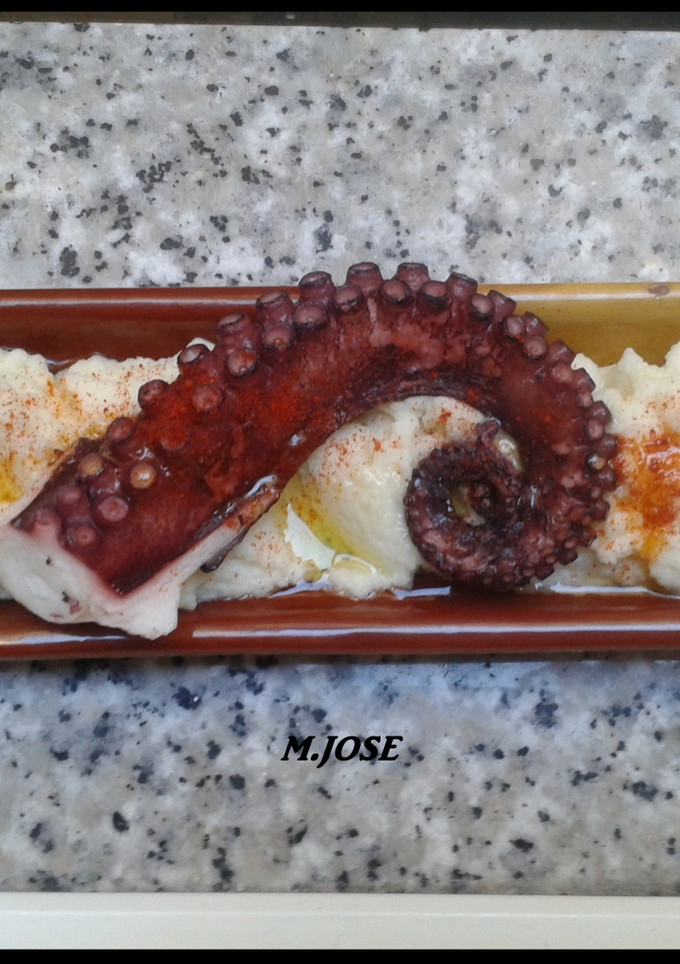 Una foto de Pulpo sobre cremoso de patata