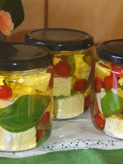 Una foto de Queso feta y tomatitos en aceite de albahaca
