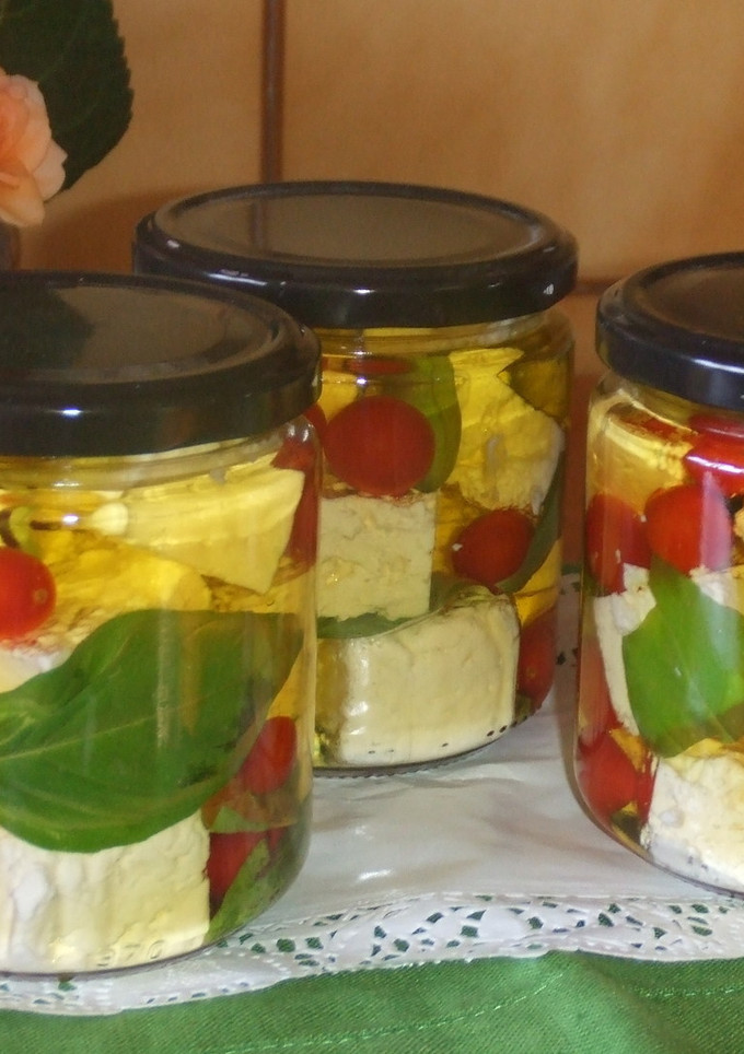 Una foto de Queso feta y tomatitos en aceite de albahaca