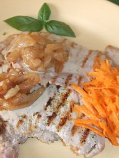 Una foto de Chuletas de cerdo con cebolla caramelizada y salsa de mostaza
