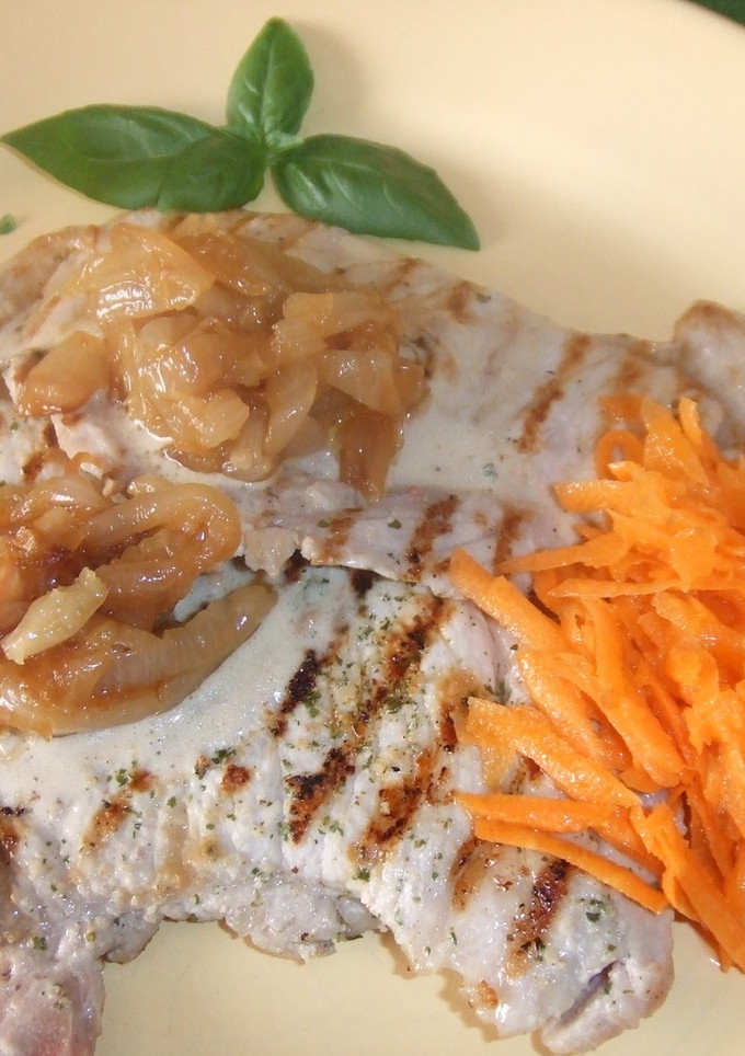 Una foto de Chuletas de cerdo con cebolla caramelizada y salsa de mostaza