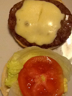 Una foto de Hamburguesa con queso y tomate