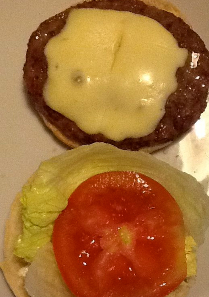 Una foto de Hamburguesa con queso y tomate