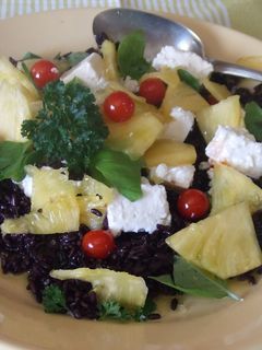 Una foto de Ensalada de arroz negro con piña y queso feta