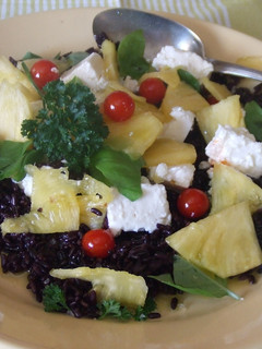 Una foto de Ensalada de arroz negro con piña y queso feta