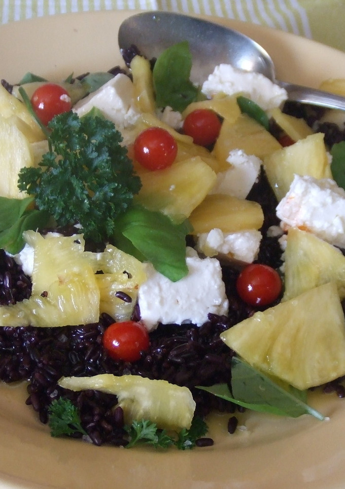 Una foto de Ensalada de arroz negro con piña y queso feta
