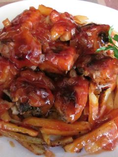 Una foto de Pollo y patatas adobadas
