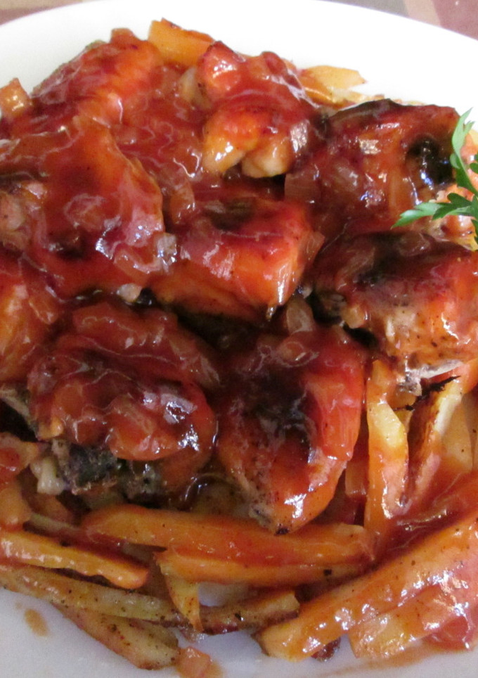 Una foto de Pollo y patatas adobadas