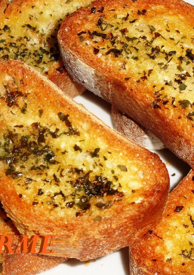 Una foto de Pan tostado con ajo y perejil