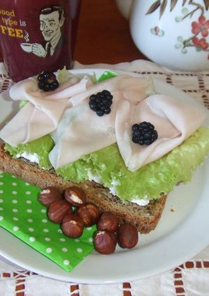 Una foto de Sándwich integral con queso casero
