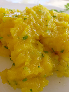 Una foto de Puré de patata con azafrán y cebollino