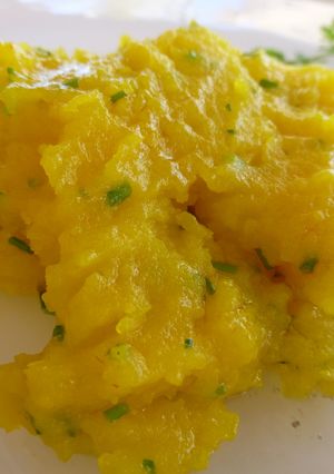 Una foto de Puré de patata con azafrán y cebollino