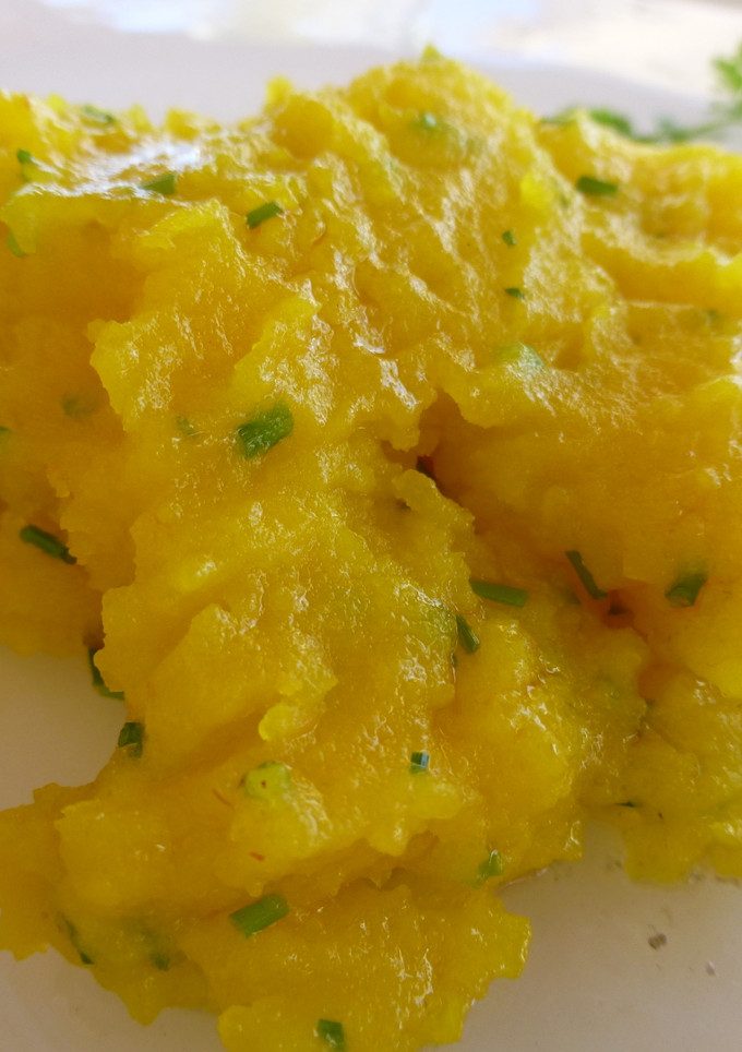 Una foto de Puré de patata con azafrán y cebollino