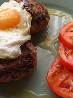 Una foto de Hamburguesas de carne vacuna y salchichas rellenas