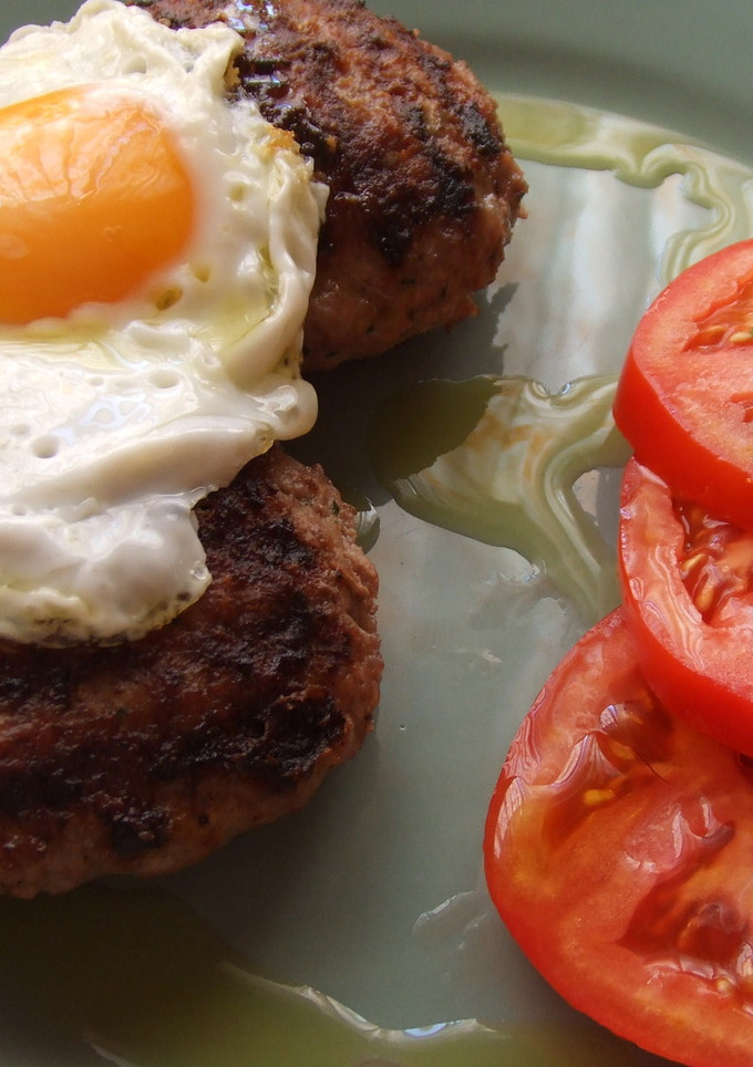 Una foto de Hamburguesas de carne vacuna y salchichas rellenas
