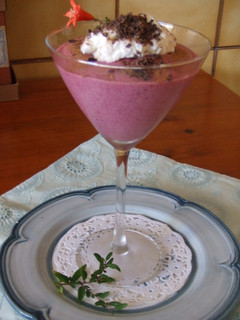 Una foto de Espuma de manzanas y moras con nata y chocolate