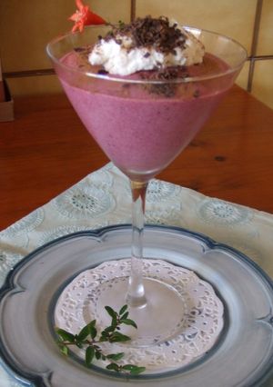 Una foto de Espuma de manzanas y moras con nata y chocolate