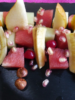 Una foto de Fruta natural, chocolate y avellanas