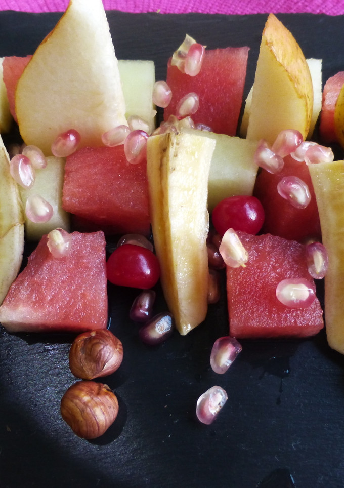 Una foto de Fruta natural, chocolate y avellanas