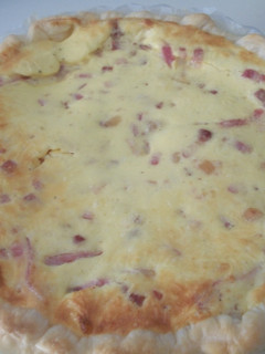 Una foto de Quiche de jamón ibérico y queso cheddar