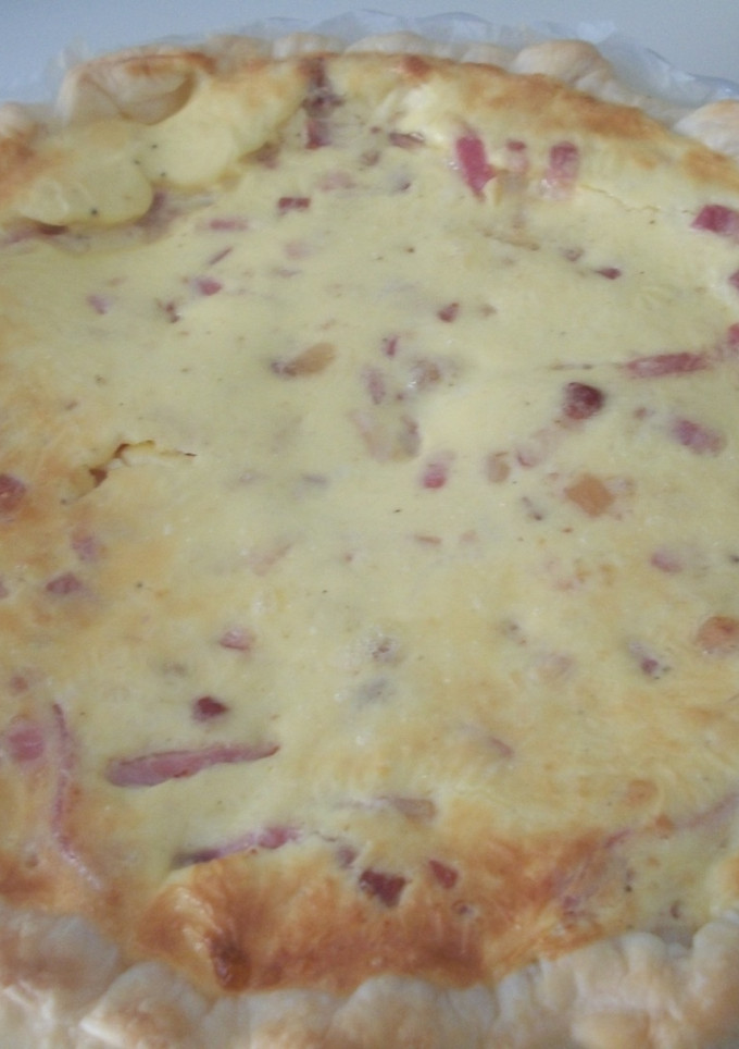 Una foto de Quiche de jamón ibérico y queso cheddar