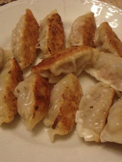 Una foto de Gyoza al estilo japonés (empanadilla japonesa)