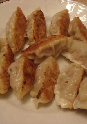 Una foto de Gyoza al estilo japonés (empanadilla japonesa)